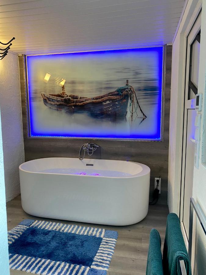 Gleis 2, Waggon Mit Ofen, Optional Mit Whirlpool Und Sauna クローネンブルク エクステリア 写真